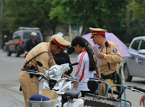 1001 cách "vượt" chốt giao thông của người... đầu trần - 2