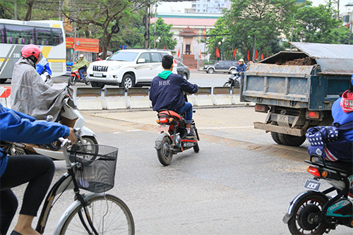 1001 cách "vượt" chốt giao thông của người... đầu trần - 8