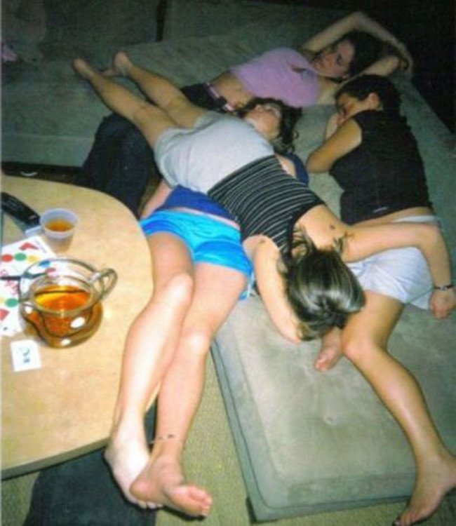 Hình ảnh “khó đỡ” của chị em khi say - 3