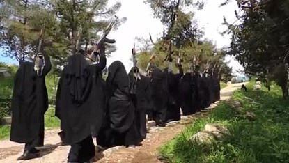 Video: Nữ binh IS lóng ngóng học bắn súng - 1