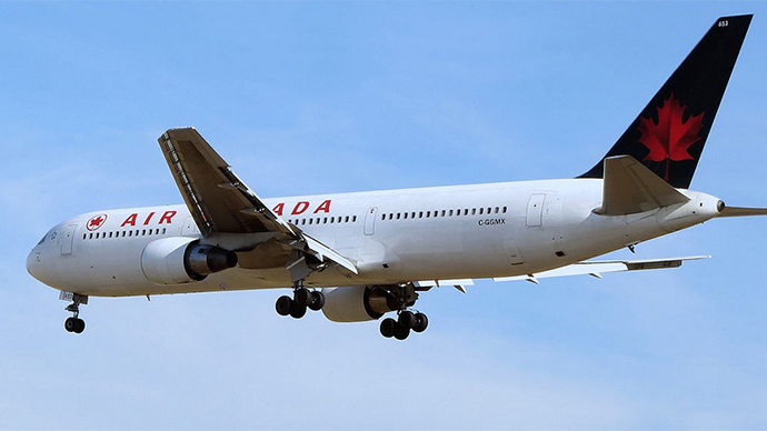 Canada: Máy bay hạ cánh khẩn cấp vì khách cắn tiếp viên - 1