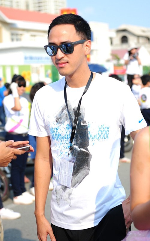 Gia đình Hà Tăng nổi bật trên đường chạy sắc màu - 3