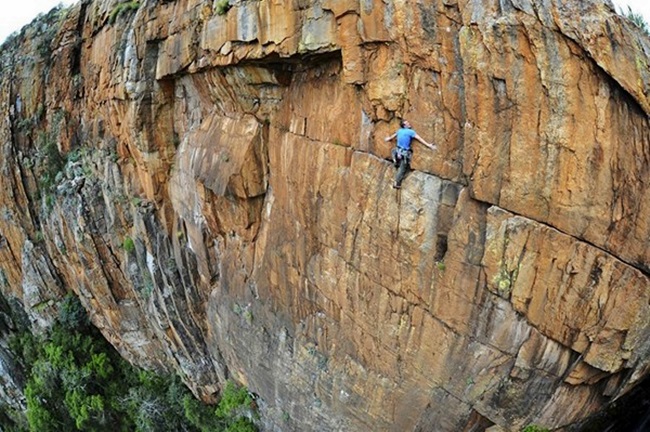 Người đàn ông này mạo hiểm leo núi trên vách đá dựng đứng dường như không có bất cứ một điểm tựa nào.