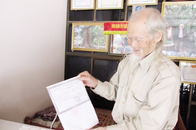 93 tuổi vẫn phóng xe, bốc thuốc chữa bệnh cho người nghèo - 1