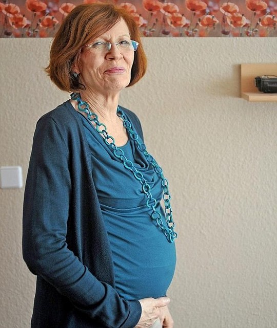 Cụ bà 65 tuổi có 13 con lại gây sốc khi mang thai bốn - 1