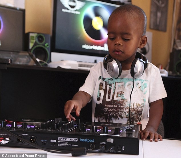Cậu bé DJ 2 tuổi khiến hàng ngàn người hâm mộ - 1