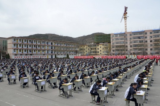 1.700 học sinh đội nắng làm bài thi giữa sân trường - 1