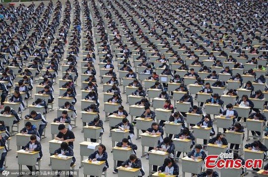 1.700 học sinh đội nắng làm bài thi giữa sân trường - 7