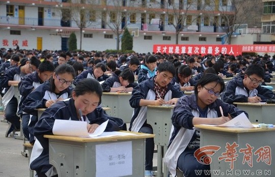 1.700 học sinh đội nắng làm bài thi giữa sân trường - 5