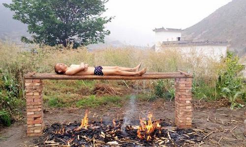 Người đàn ông tự “nướng” mình trên lửa để chữa ung thư - 1
