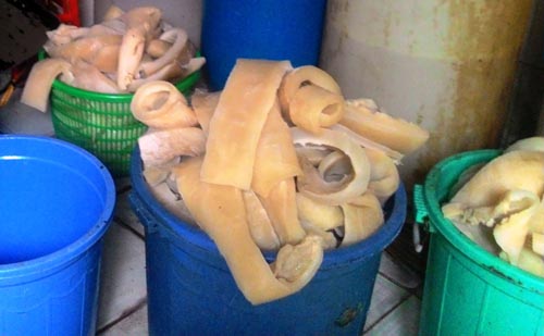 Phát hiện 3 cơ sở sản xuất bì lợn bẩn trong 1 căn hộ - 2