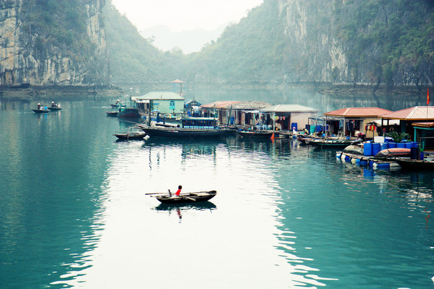 Vịnh Hạ Long - địa điểm hấp dẫn khách du lịch ở miền Bắc Việt Nam với nhiều làng chài nổi trên biển. Ảnh Andrea Schaffer / Flickr: aschaf
