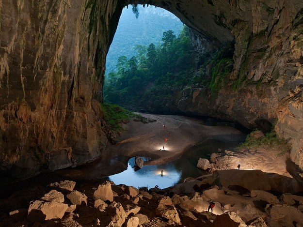 Còn nếu như muốn khám phá hang động thì Việt Nam cũng có khá nhiều hang động lớn đủ làm thõa mản trí tò mò của bạn. Trong ảnh là Hang Én ở Quảng Bình. Ảnh Carsten Peter / nationalgeographic.com