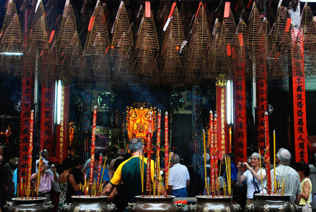 Thăm một vài đền cổ. Trong ảnh là Đền Thiên Hậu, TP.HCM. Ảnh William Cho/Flickr: adforce1