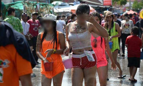 Váy ngắn, áo mỏng ướt đẫm ngập phố Thái Lan - 1