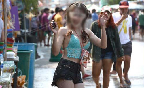 Váy ngắn, áo mỏng ướt đẫm ngập phố Thái Lan - 3