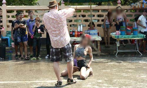 Váy ngắn, áo mỏng ướt đẫm ngập phố Thái Lan - 2