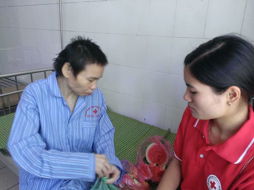 "Người đàn bà 4 năm bị nhốt trong cũi" được chữa bệnh - 2