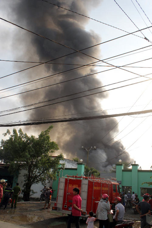 TP.HCM: Cháy xưởng bông, náo loạn cả khu dân cư - 1