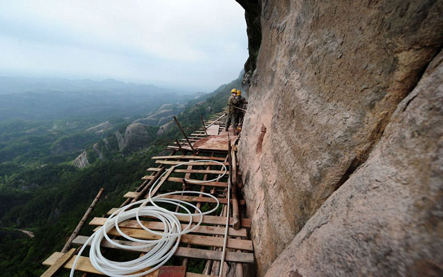 Thót tim cảnh công nhân TQ làm đường giữa lưng chừng trời - 3