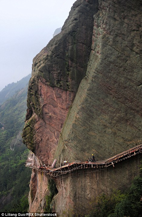 Thót tim cảnh công nhân TQ làm đường giữa lưng chừng trời - 4