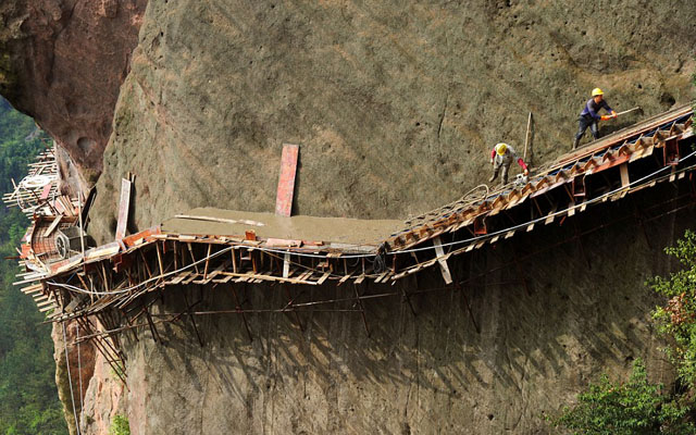 Thót tim cảnh công nhân TQ làm đường giữa lưng chừng trời - 7