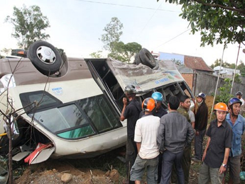 Lâm Đồng: Hai xe khách tông nhau trực diện: 14 người cấp cứu - 1