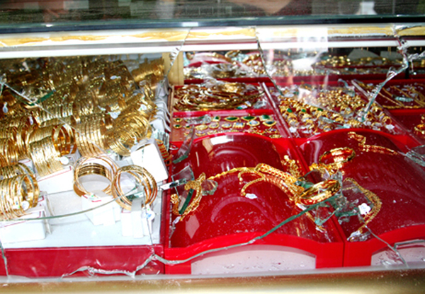 Trộm đột nhập tiệm vàng “nẫng” tiền tỷ trong đêm - 1