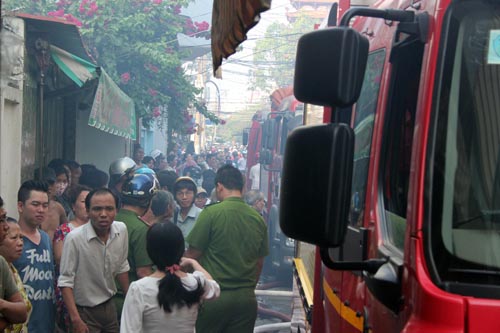 Giải cứu cụ bà cùng con gái liệt 2 chân khỏi “biển lửa“ - 2