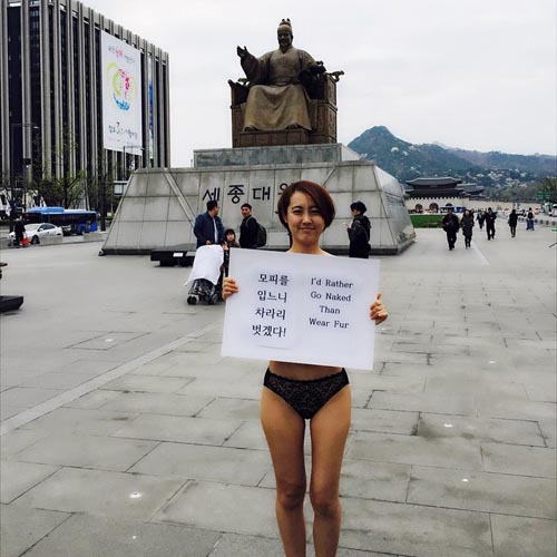 Cô gái Hàn cởi trần ra phố phản đối nạn dùng lông thú - 1