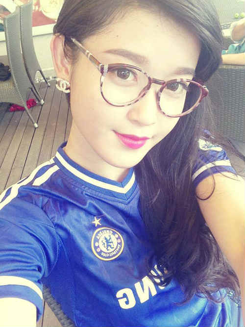 Đại chiến Chelsea-MU: Fan Việt "yêu" hot girl hay Á hậu? - 7