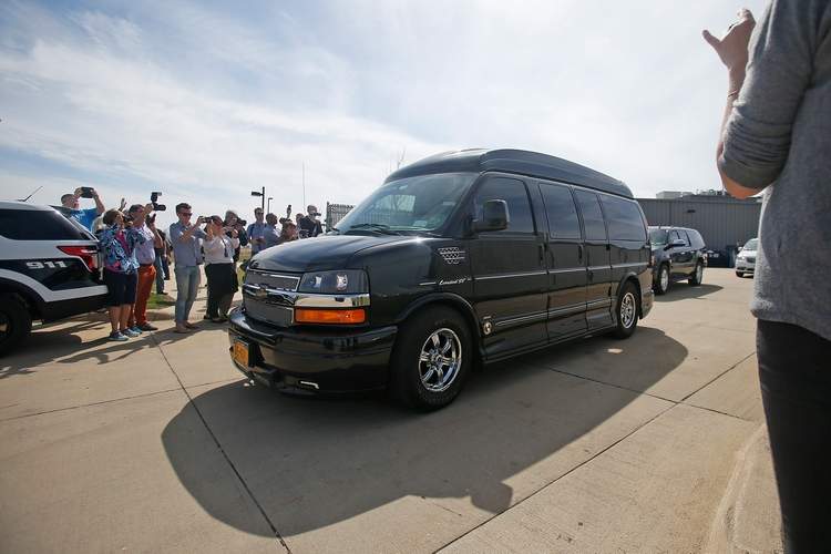 Những điều ít biết về chiếc xe tranh cử của bà Clinton - 3