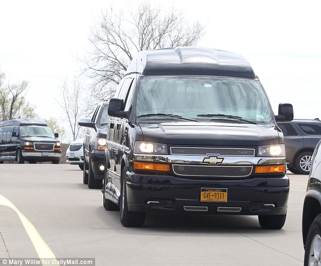 Những điều ít biết về chiếc xe tranh cử của bà Clinton - 2