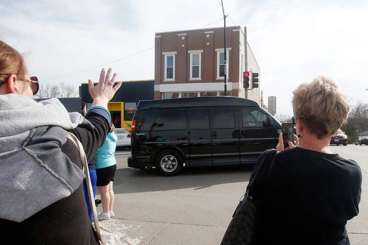 Những điều ít biết về chiếc xe tranh cử của bà Clinton - 4