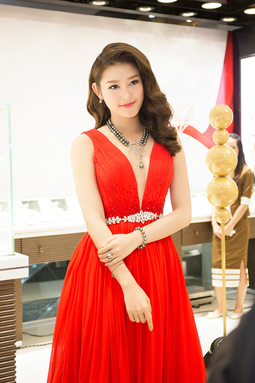 Tổng hợp 71+ về váy khoét cổ sâu hay nhất - coedo.com.vn