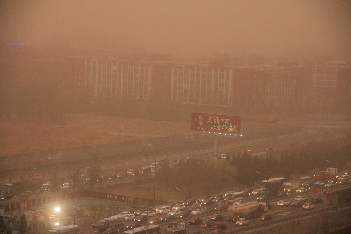 “Quái vật cát” tấn công, dân Bắc Kinh hoảng sợ - 1