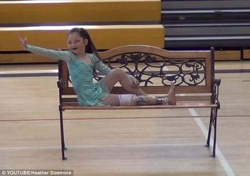 Bé gái múa ballet bằng 1 chân khiến triệu người rơi lệ - 1