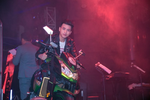 Hồ Quang Hiếu lái mô tô cực ngầu lên sân khấu - 1