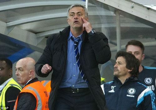 Mourinho nổ tưng bừng, Van Gaal kêu thiếu may mắn - 1