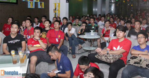 Fan Chelsea tưng bừng, fan MU buồn rười rượi - 2