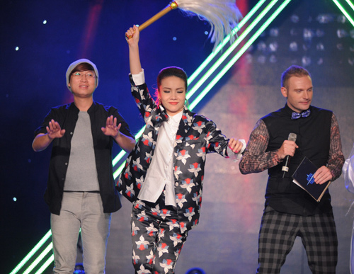 Yến Trang ngày càng duyên dáng trên ghế nóng - 3