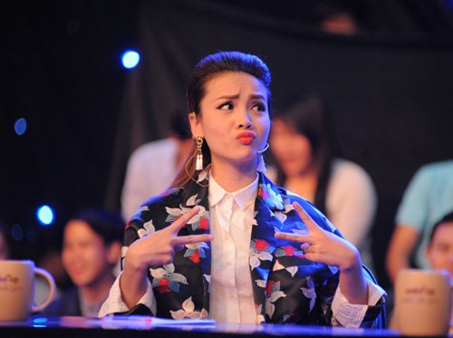 Yến Trang ngày càng duyên dáng trên ghế nóng - 2