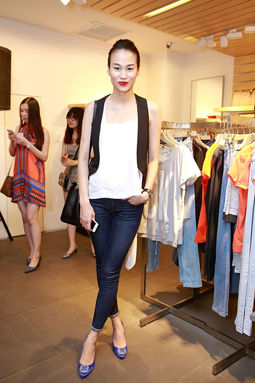 Hà Anh khoe eo thon 58cm bên Hồ Vĩnh Khoa - 8