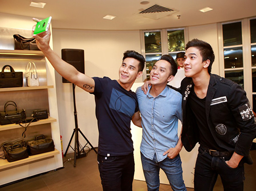 Hà Anh khoe eo thon 58cm bên Hồ Vĩnh Khoa - 7