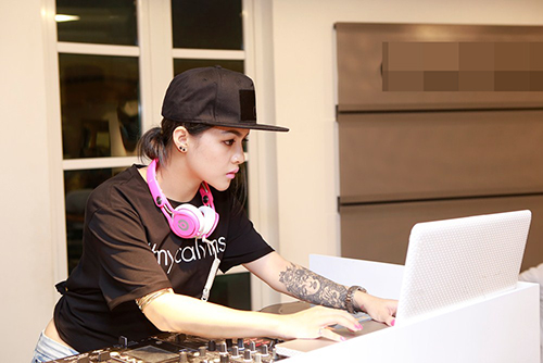 Hà Anh khoe eo thon 58cm bên Hồ Vĩnh Khoa - 12