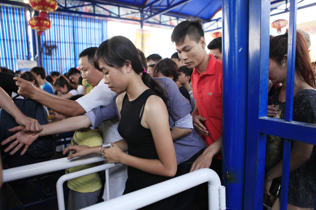 Ảnh: “Nghẹt thở” tại công viên nước Hồ Tây vì miễn phí - 8