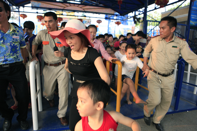 Ảnh: “Nghẹt thở” tại công viên nước Hồ Tây vì miễn phí - 6