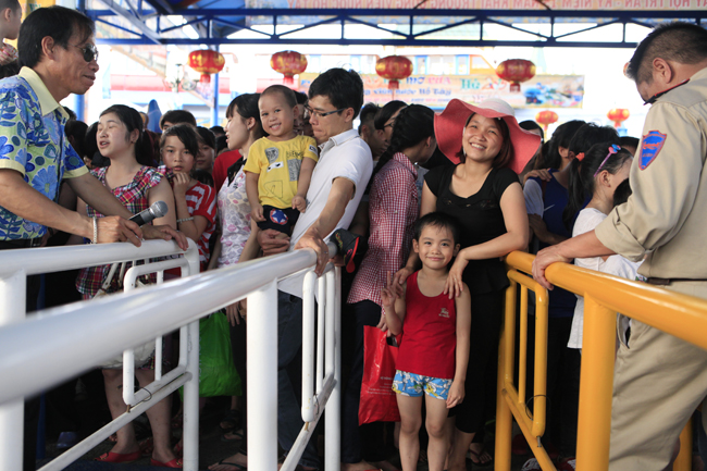 Ảnh: “Nghẹt thở” tại công viên nước Hồ Tây vì miễn phí - 4