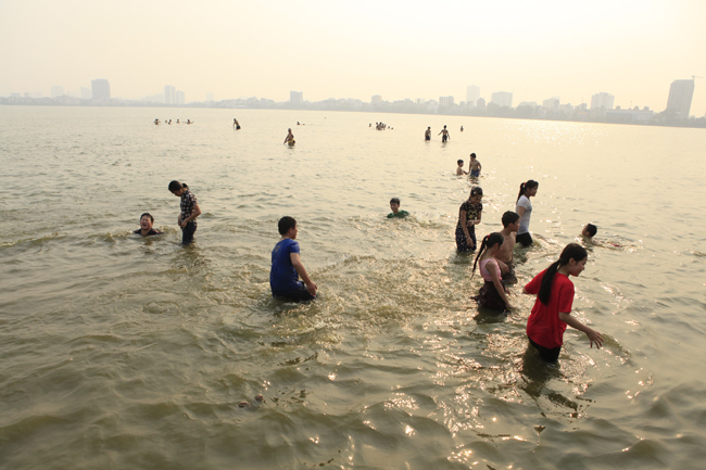 HN: Nắng nóng, trẻ bất chấp nguy hiểm xuống Hồ Tây 'giải nhiệt' - 1