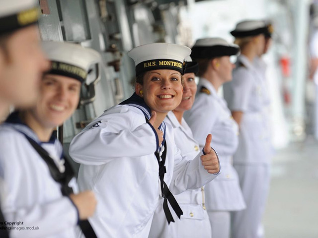 Anh: Sơ tán 25 nữ binh sĩ dính bầu trên tàu chiến - 1